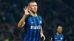 Pemain sayap Inter Milan, Ivan Perisic berselebrasi setelah berhasil mencetak gol ke gawang Chievo Verona pada laga ke-15 Serie A, di Stadion San Siro, Minggu (3/12). Perisic mencetak hat-trick dari kemenangan telak 5-0. (AP/Antonio Calanni)