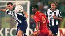 Gelandang Juventus, Zinedine Zidane, duel udara dengan bek AS Roma, Aldair, pada laga Serie A di Stadion Olimpico, Roma, Minggu (14/9/1997). (AFP/Gerard Julien)