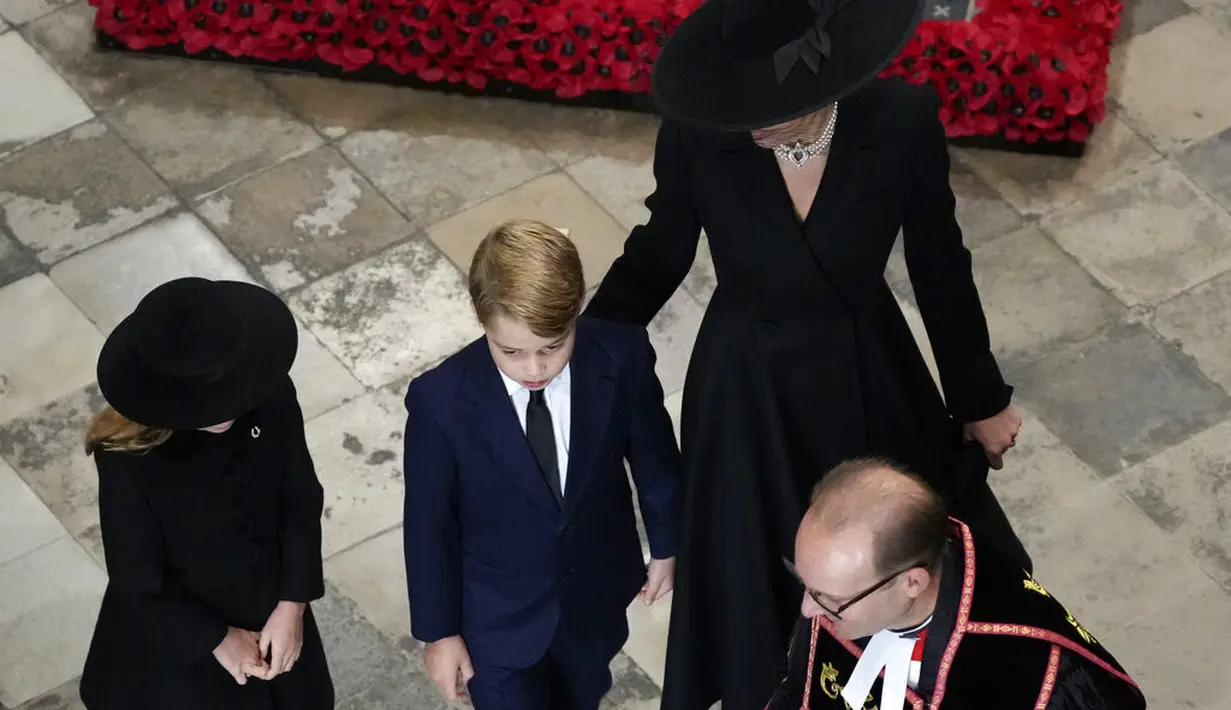 Pangeran George, Putri Charlotte, Kate Middleton, dalam upacara Pemakaman Ratu Elizabeth II.  (Foto: AP Photo/Frank Augstein, Pool)