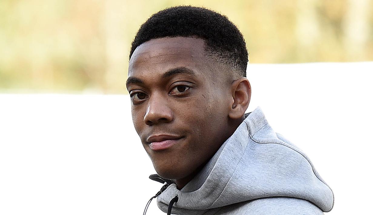 Penyerang MU, Anthony Martial tiba untuk mengikuti latihan bersama timnas Prancis di Yvelines, Prancis, Senin (9/11/2015). (AFP Photo/Frank Fife)