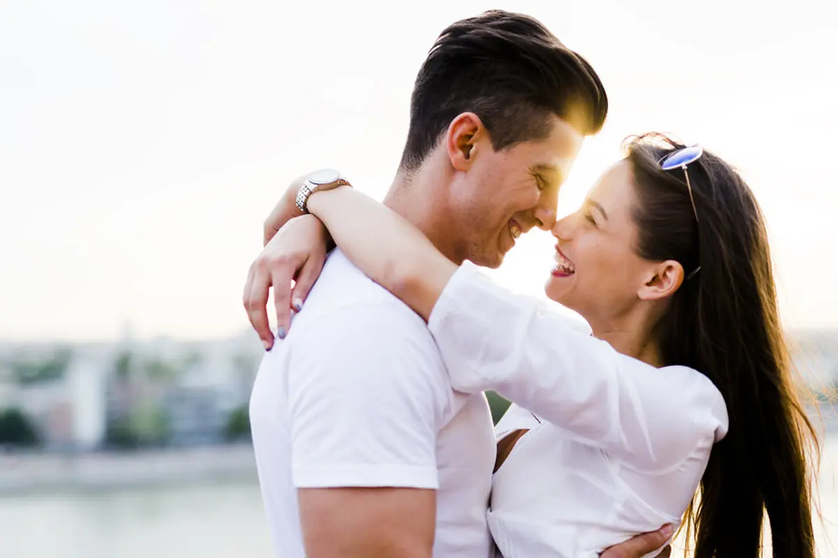 pasangan cinta romantis