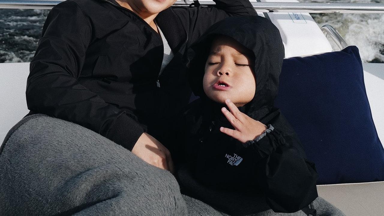 Issa, yang sudah menjadi sorotan sejak di dalam perut, kini tumbuh menjadi bocah ganteng yang aktif dengan berbagai ekspresi konyol di depan kamera.<br><br>