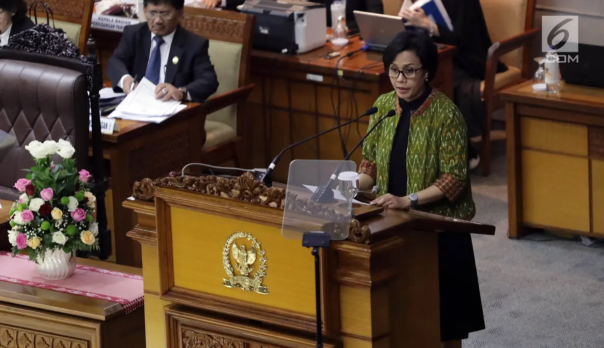 MenKeu Sri Mulyani menyampaikan naskah laporan pandangan pemerintah tentang RUU akses informasi keuangan untuk kepentingan perpajakan kepada pimpinan DPR dalam Rapat Paripurna di Kompleks Parlemen, Jakarta, Kamis (27/7). (Liputan6.com/Johan Tallo)