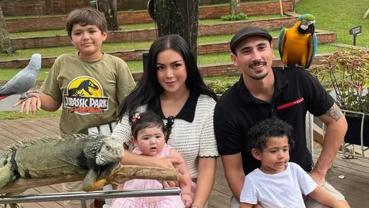Potret Jessica Iskandar dan Vincent Verhaag Ajak Anak ke Kebun Binatang, Bahagia dengan Cara Sederhana