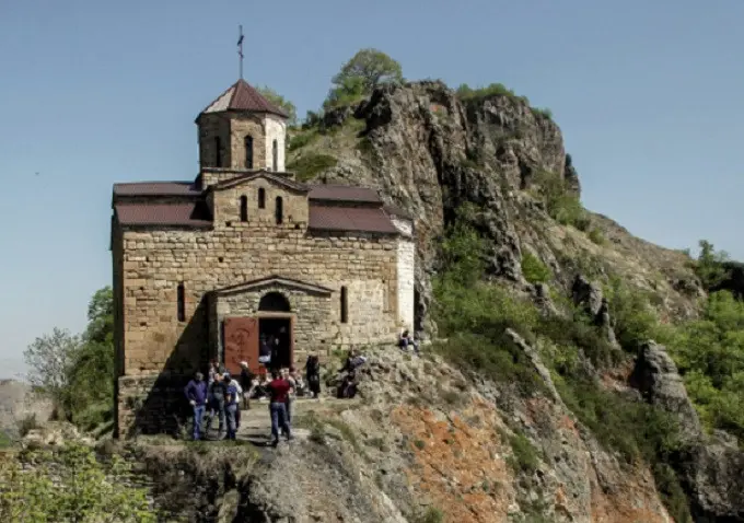 Para turis mengunjungi Gereja Shoana. Sumber: Denis Abramov/RIA Novosti
