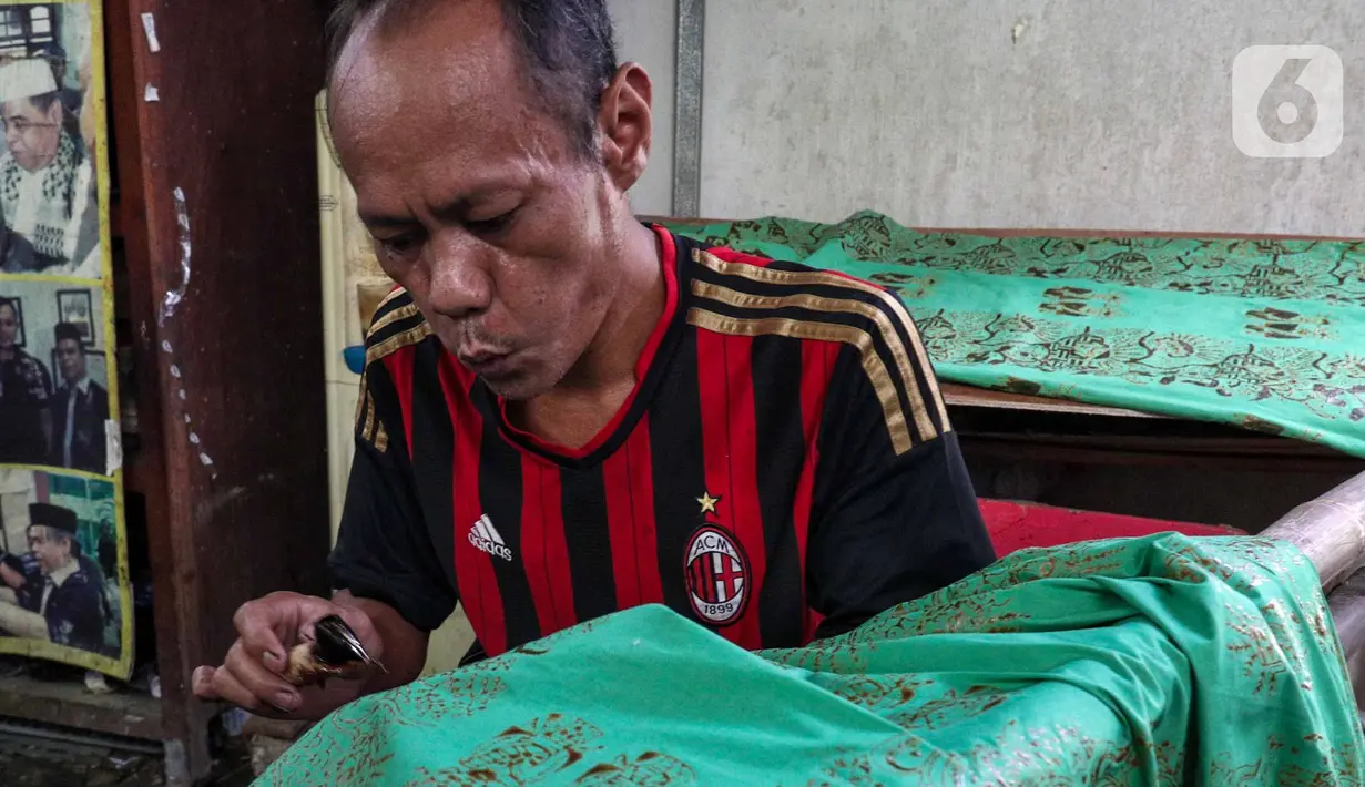 Pekerja menyelesaikan pembuatan batik betawi di industri rumahan kawasan Terogong, Jakarta Selatan, Selasa (2/8/2022). Usaha Mikro Kecil dan Menengah (UMKM) dinilai berperan penting sebagai critical engine dalam pemulihan perekonomian nasional dengan menggerakkan ekonomi rakyat hingga pada level terkecil. (Liputan6 com/Angga Yuniar)