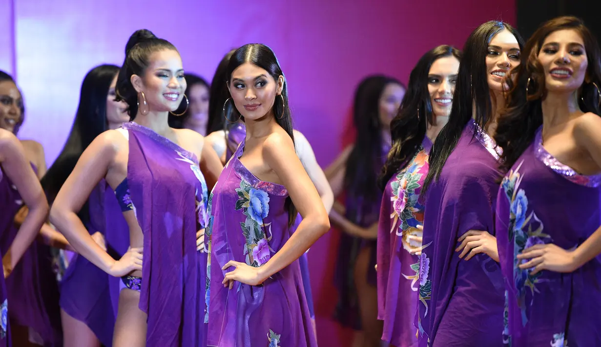 Para kontestan Miss Filipina berpose di atas catwalk saat konferensi pers di Quezon City, Manila (4/4). Sekitar 40 kandidat bersaing untuk mendapatkan gelar yang akan membuat mereka mewakili negara dalam kontes Miss Universe, yang saat ini diadakan oleh Catriona Gray Filipina. (AFP Photo/Ted Aljibe)