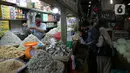 Pedagang melayani pembeli di Pasar Senen, Jakarta, Kamis (11/2/2021). Pelayan publik akan segera divaksin karena kerap berhubungan langsung dengan masyarakat. (Liputan6.com/Faizal Fanani)