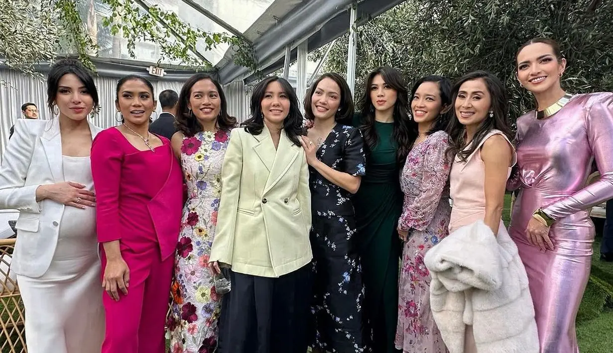 Penampilan putri Nia, Mikhayla turut mencuri atensi. Ia  tampak menawan dibalut puff sleeve gown warna senada dengan sang mama. [@ramadhaniabakrie]