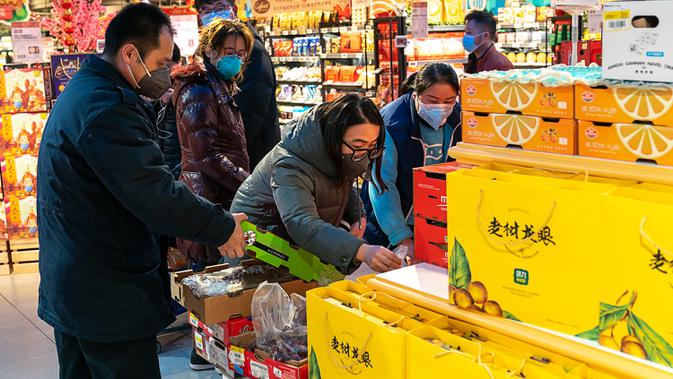 Para penduduk berbelanja di sebuah pasar swalayan di Wuhan, Provinsi Hubei, China tengah, pada 27 Januari 2020. Warga di Wuhan tetap menjalani kehidupan sehari-hari mereka saat upaya terus dilakukan untuk mengendalikan wabah coronavirus baru. (Xinhua/Xiong Qi)