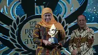 Khofifah Indar Parawansa mendapat penghargaan sebagai The Most and Smart Inspiring Woman Leader in 2023 pada Senin di Ballroom Hotel Mulia, Senayan Jakarta. (Istimewa)