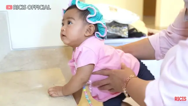 Ria Ricis bersama buah hatinya, Moana (YouTube/Ricis Official)