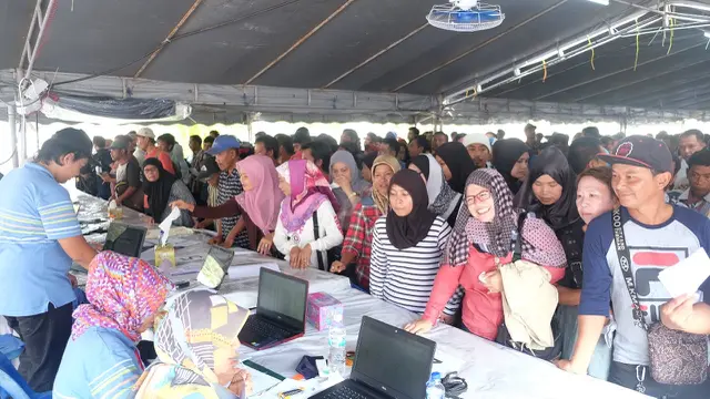 Antrean pemilih khusus di tenda informasi di Brunei. (KBRI Bandar Seri Begawan)