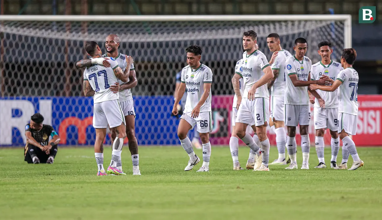 Pemain Persib Bandung, Ciro Henrique (kedua kiri) dan David Da Silva merayakan kemenangan timnya pada laga lanjutan BRI Liga 1 2023/2024 antara Bhayangkara FC melawan Persib Bandung di Stadion Patriot Candrabhaga, Bekasi, Sabtu (23/09/2023). (Bola.com/Bagaskara Lazuardi)