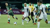 Penyerang Persib Bandung, Ciro Alves mendapatkan pengawalan ketat dari pemain Zhejiang dalam laga fase grup AFC Champions League 2 di Hangzhou, China, Kamis (3/10/2024). (Dok. Persib)