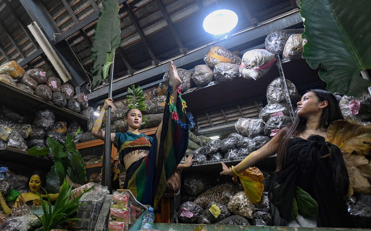 Aksi penari tampil di tengah pasar tradisional