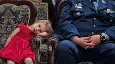 Ekspresi Seorang anak saat menghadiri acara Natal untuk anak-anak keluarga militer di Bucharest, Rumania, (21/12). Kemenhan Rumania mengadakan pertunjukan Natal untuk puluhan anak-anak Rumania yang ayahnya terbunuh dalam bertugas. (AP Photo/Vadim Ghirda)