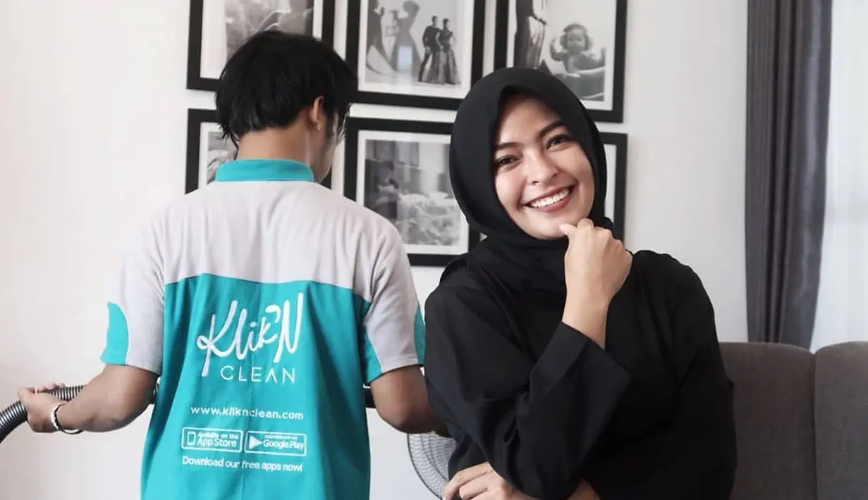 "Kalau tahun lalu kayaknya masih mengejar dunia aja ya. Tapi kalau sekarang minimal belajar sedikit lebih sedikit tentang agama. Lebih diperdalam lagi," kata Tantri. (Instagram/tantrisyalindri)