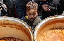 FOTO: Pilu! Ratusan Anak Gaza Kelaparan Mengantri Makanan Gratis