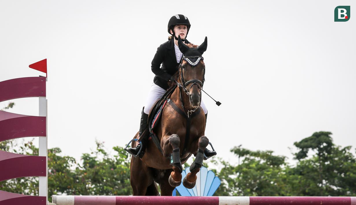 Atlet berkuda tim Equinara Horse Sports, Clarice Campbell beraksi pada nomor Show Jumping 50-70 cm saat ajang Solidarity Equestrian Challange 2022 yang berlangsung di Jakarta International Equestrian Park, Jakarta Timur, Minggu (30/01/2022). (Bola.com/Bagaskara Lazuardi)