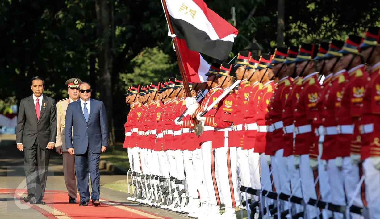 Kedatangan Presiden Mesir Abdel Fattah Al Sisi disambut dengan upacara kenegaraan saat tiba di Istana Merdeka, Jakarta, Jumat (4/9/2015). Kunjungan Al Sisi untuk mengadakan kerjasama ekonomi dengan Indonesia. (Liputan6.com/Faizal Fanani)