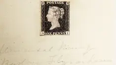 Prangko pertama di dunia, Penny Black, dipajang menjelang pelelangannya di Sotheby Hong Kong, pada Selasa (26/10/2021). Penny Black akan dilelang di London pada 7 Desember mendatang dan diperkirakan terjual antara 5,5 juta - 8,2 juta USD (sekitar Rp77,7 miliar - Rp115,8 miliar). (ISAAC LAWRENCE/AFP)