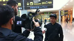 Evan Dimas Darmono mendarat di bandara Barcelona-El Prat, Rabu (3/2/2016) dan langsung diwawancara televisi La Liga . (Bola.com/La Liga)