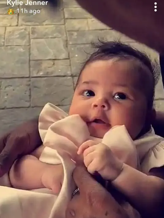 Ini saat Stormi main sama ayahnya nih, Travis Scott. (snapchat/kyliejenner)