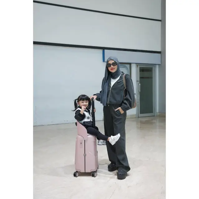 Inspirasi Outfit Hijab One Set ala Aurel Hermansyah (photo by instagram.com/aurelie_hermansyah)