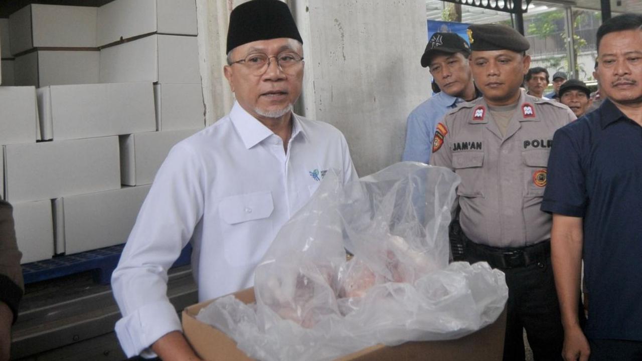 Menteri Perdagangan (Mendag) Zulkifli Hasan menyalurkan 174 hewan kurban kepada masyarakat dan pekerja di wilayah Kantor Kementerian Perdagangan (Kemendag) Jakarta, Rabu (19/6/2024). Foto: merdeka.com / Imam Buhori