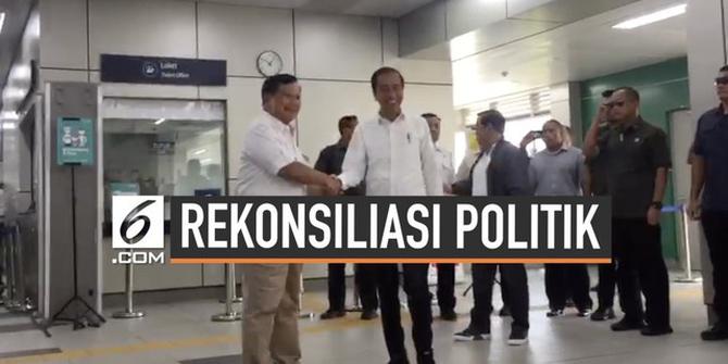 VIDEO: Pelukan Jokowi-Prabowo di Stasiun MRT Lebak Bulus