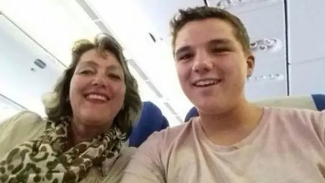 Foto selfie terakhir Gary dan ibunya. | Foto: copyright dailymail.co.uk