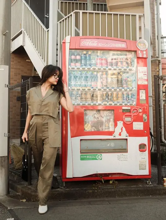 Pakaian yang dikenakan Fuji langsung banjir pujian. Tak sedikit dari netizen menyebut apapun yang dipakai Fuji sangat lah cocok.