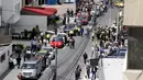Warga berhamburan ke jalan setelah gempa 6,8 SR mengguncang Pantai Utara Ekuador, Rabu (18/5). Dua gempa menghantam Ekuador, pada pagi hari berkekuatan 6,7 dan gempa susulan menjelang tengah hari dengan kekuatan 6,8 SR. (REUTERS/Kevin Granja)