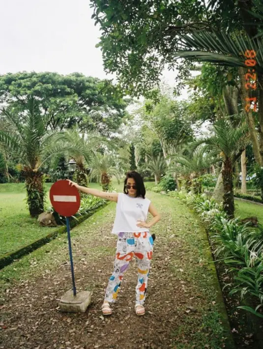 <p>Tank top putih dan celana bermotif adalah kombinasi yang paling cocok untuk jalan - jalan sore. (instagram/zaraadhsty)</p>