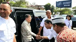 Mantan Wakil Presiden Jusuf Kalla atau JK menyalami warga saat tiba di kampung halamannya, Makassar, Sulawesi Selatan, Sabtu (26/10/2019). JK disambut sejumlah pejabat setibanya di kampung halamannya. (Liputan6.com/HO/Tim JK)