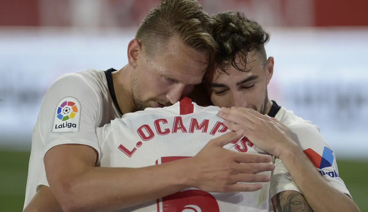 Pemain Sevilla merayakan gol yang dicetak Lucas Ocampos ke gawang Real Betis pada laga lanjutan La Liga di Estadio Ramon Sanchez Pizjuan, Jumat (12/6/2020) dini hari WIB. Sevilla menang 2-0 atas Real Betis. (AFP/Cristina Quicler)
