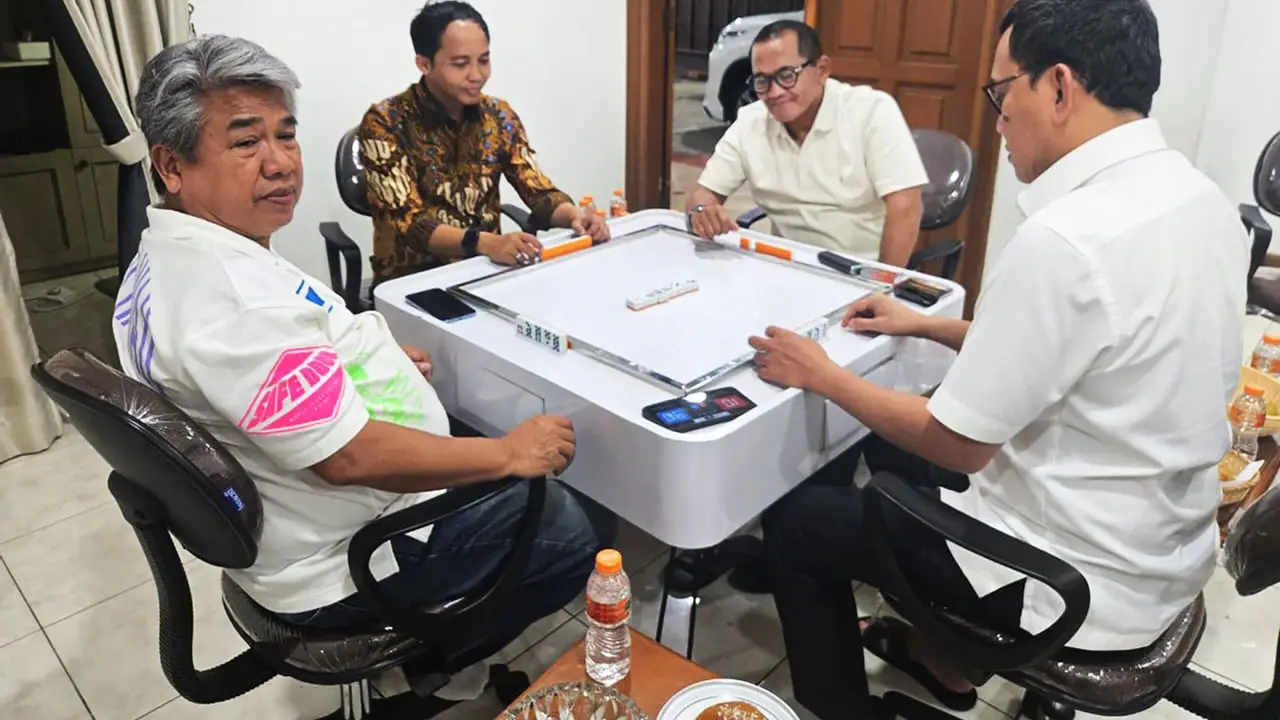 Menhut Raja Juli Main Domino Bareng Eks Tersangka Pembalakan Liar Viral