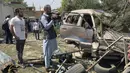 Seorang juru kamera memindai lokasi ledakan di Kabul, Afghanistan, Rabu (9/9/2020). Sejauh ini belum ada pihak yang mengaku bertanggung jawab atas aksi bom bunuh diri tersebut. Taliban dengan cepat menyangkal bahwa mereka sebagai dalang di balik serangan tersebut. (AP Photo/Rahmat Gul)