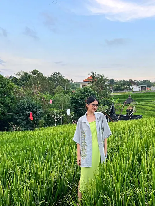 Kerap tampil dengan busana kasual, Nadya Arina akan berubah drastis saat dandan dengan full makeup dan busana feminim. Beberapa pemotretannya dengan busana glamor seperti gaun kerap menuai banyak sorotan dan banjir pujian dari netizen. Banyak yang menyebut bahwa ia memiliki kecantikan yang natural sejak ia masih kecil. (Liputan6.com/IG/@nadyaarina)