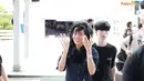 Masih sambil merapikan rambutnya, Jisoo menyapa para awak media yang sudah menanti kehadirannya di bandara. Dia berulang kali menyapa dan membungkukkan badannya. (Foto: YouTube/ 뉴스엔·NewsenTV)