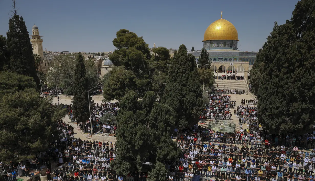 Jemaah Palestina melaksanakan Sholat Jumat pertama bulan suci Ramadhan di kompleks Masjid Al Aqsa di kota tua Yerusalem, Jumat (16/4/2021). (AP Photo/Mahmoud Illean)