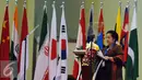 Ketua Umum PDIP Megawati Soekarnoputri memberikan sambutan saat menghadiri ICAPP 2016 di Komplek Parlemen Senayan, Jakarta, Jumat (22/4). Konferensi tersebut di ikuti oleh 48 partai politik dari 32 negara. (Liputan6.com/Johan Tallo)