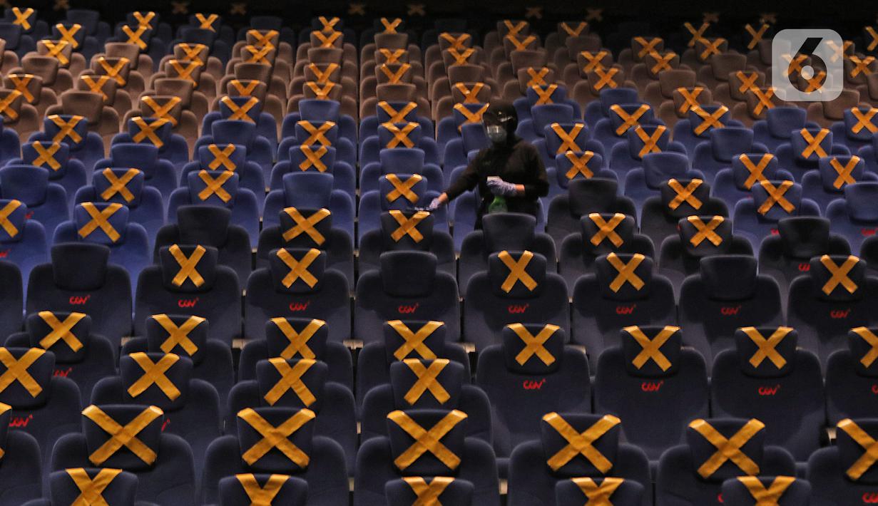 Pekerja mempersiapkan ruangan studio yang sudah dibuka, di CGV Grand Indonesia di Jakarta, Rabu (21/10/2020). Jumlah penonton Bioskop yang kembali beroperasi dibatasi maksimal 25 persen dari total kapasitas. (Liputan.com/Herman Zakharia)