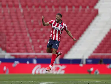 Bek Atletico Madrid, Renan Lodi berselebrasi setelah mencetak gol pertama untuk timnya ke gawang Osasuna pada laga pekan ke-37 LaLiga di Wanda Metropolitano, Minggu (16/5/2021). Sempat tertinggal, Atletico Madrid menang dramatis 2-1 atas Osasuna. (AP Photo/Manu Fernandez)