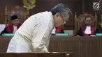 Terdakwa korupsi pengelolaan dana pensiun PT Pertamina, Edward Soeryadjaya saat menjalani sidang putusan di PN Jakarta Pusat, Kamis (10/1). Edward dinyatakan bersalah, dihukum 12 tahun 6 bulan penjara, denda Rp 500 juta. (Liputan6.com/Helmi Fithriansyah)