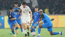 Gelandang Timnas Indonesia, Thom Haye, mendapat pengawalan ketat dari pemain Timnas Filipina pada laga terakhir putaran kedua Grup F kualifikasi Piala Dunia 2026 zona Asia, di Stadion Utama Gelora Bung Karno, Jakarta, Selasa (11/6/2024) malam WIB. Thom berhasil mencetak satu gol dan membawa Tim Garuda menang 1-0. (Bola.com/Muhammad Iqbal Ichsan)