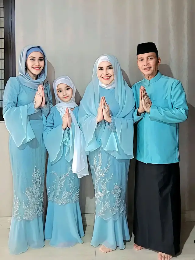 8 Potret Keluarga Para Artis di Hari Lebaran yang Kompak dengan Warna Biru, Dari Raffi-Nagita hingga Ayu Ting-Ting