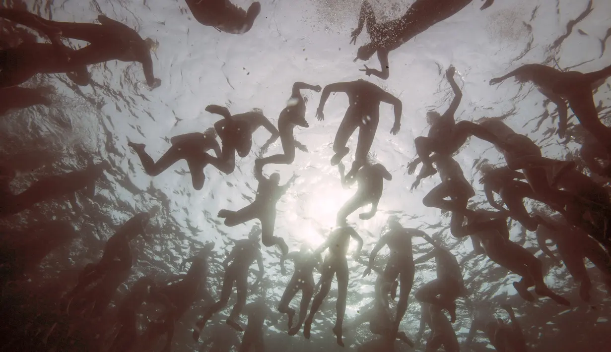 Sejumlah perenang mengikuti lomba "Monte-Cristo challenge" ("Le Defi Monte-Cristo") di Chateau d'If dari Marseille, Prancis (23/6). Lomba ini digelar setiap tahun dan selalu diikuti oleh ratusan peserta. (AFP Photo/Boris Horvat)