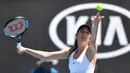 Aksi petenis cantik asal Prancis, Oceane Dodin saat melakukan serveis melawan petenis Kanada, Eugenie Bouchard pada putaran pertama Australia Tebuka di Melbourne, (16/1/2018). (AFP/Saeed Khan)